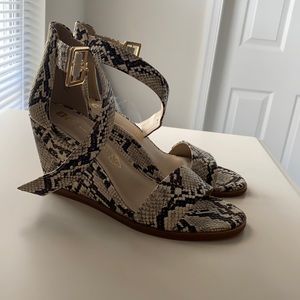 Snake design leather wedges